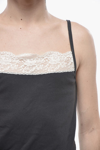 Geripptes Tanktop mit Spitzenbesatz