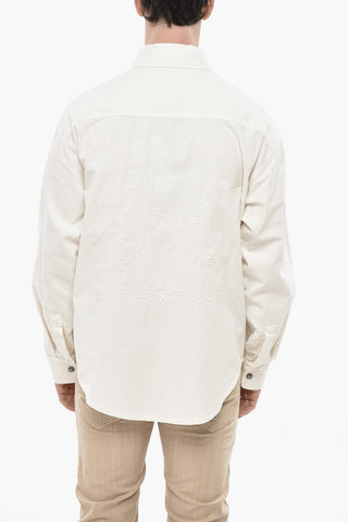 Jeanshemd mit besticktem Monogramm auf dem Rücken