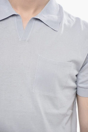 Einfarbiges Polo mit offenem Kragen und Brusttasche