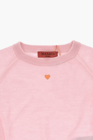 자수 하트가 있는 울 크루넥 스웨터