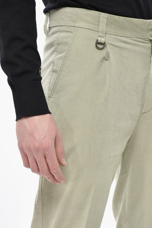 Chinohose aus Velours mit einer Falte und Gürtelschlaufen
