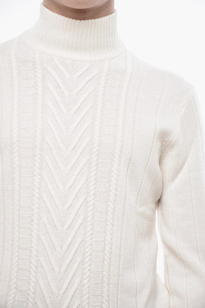 Stehkragenpullover aus Schurwolle mit Strukturdetails