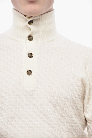 Rollkragenpullover mit Logo-Knöpfen