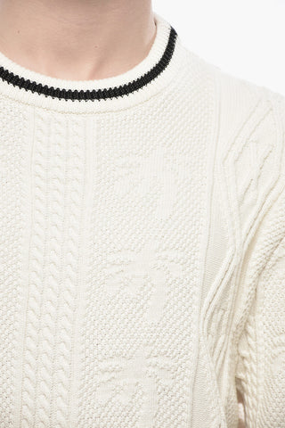 Rundhalspullover CURVED LOGO aus Baumwollmischung im Zopfmuster