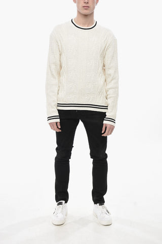 Rundhalspullover CURVED LOGO aus Baumwollmischung im Zopfmuster