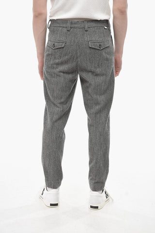 Tweedhose mit einer Bundfalte und Gürtelschlaufen