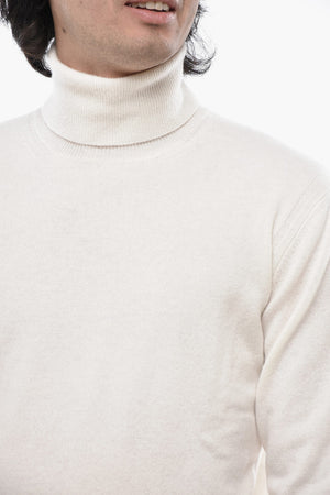 Einfarbiger Rollkragenpullover aus Schurwolle und Kaschmir