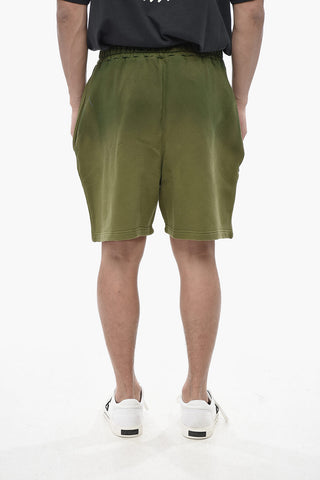 자수 로고가 있는 무지 플리스 반바지