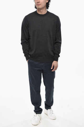 Einfarbiger Rundhalspullover aus Schurwolle