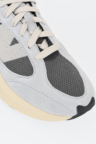 스웨이드 및 텍스타일 로우탑 스니커즈, 대비 모노그램