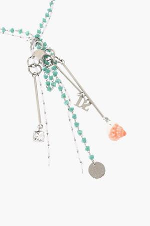 Halskette verziert mit Perlen und Charms