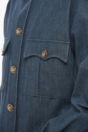 모노그램 버튼과 골드 효과의 데님 오버셔츠