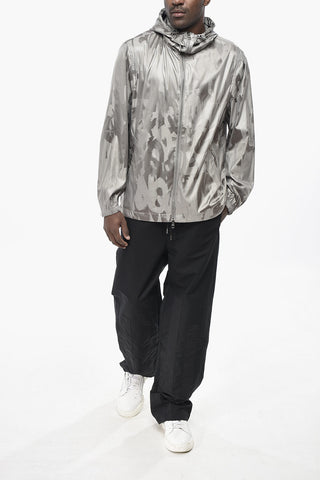 Giacca a Vento con Logo All-Over e Cappuccio