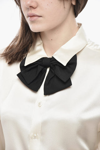 Bluse aus Seidensatin mit Schleife