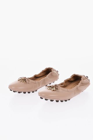 Ballerinas aus Leder mit Charms und Noppen-Gummisohle