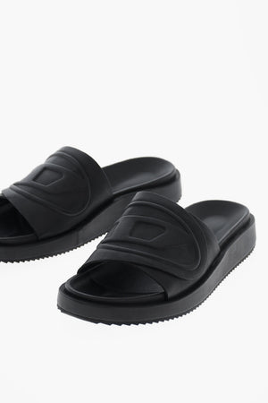 Gummi-Slides mit geprägtem Monogramm