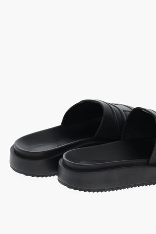 Gummi-Slides mit geprägtem Monogramm