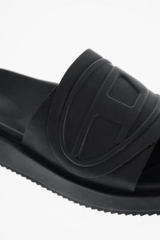 Gummi-Slides mit geprägtem Monogramm