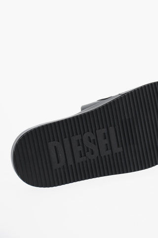 Gummi-Slides mit geprägtem Monogramm