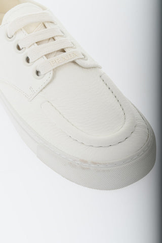 Schnür-Sneaker aus genarbtem Leder