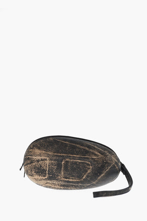 Leder-Clutch im ovalen Design mit geprägtem Monogramm