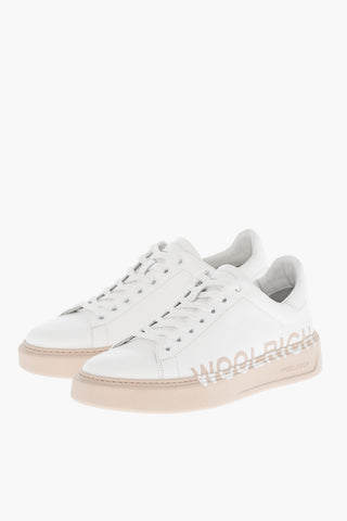 Niedrige Sneaker aus Leder mit kontrastierender Sohle