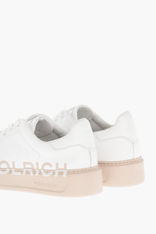 Niedrige Sneaker aus Leder mit kontrastierender Sohle
