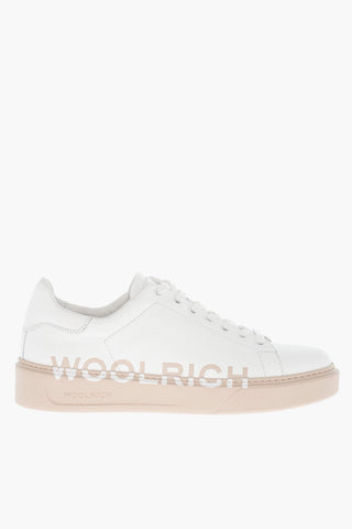 Niedrige Sneaker aus Leder mit kontrastierender Sohle