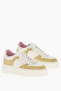 Niedrige Sneaker aus genarbtem Leder mit Details aus Veloursleder