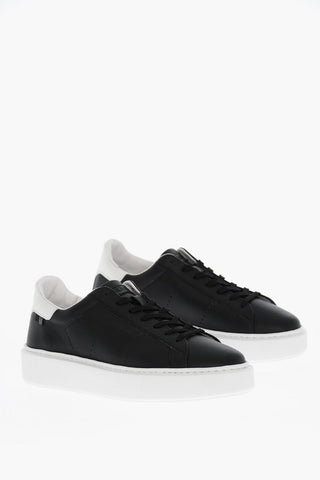 Niedrige Sneaker aus genarbtem Leder