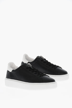 Niedrige Sneaker aus genarbtem Leder