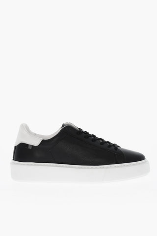 Niedrige Sneaker aus genarbtem Leder