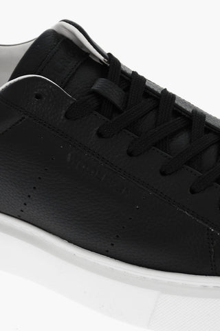 Niedrige Sneaker aus genarbtem Leder