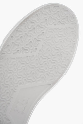 Niedrige Sneaker aus genarbtem Leder