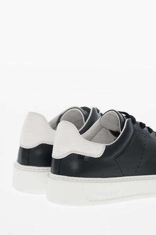 Niedrige Sneaker aus Leder mit kontrastierender Sohle