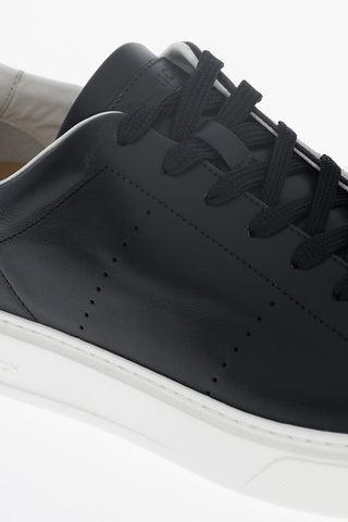 Niedrige Sneaker aus Leder mit kontrastierender Sohle
