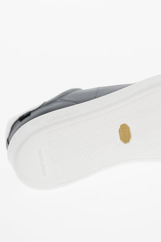 Niedrige Sneaker aus Leder mit kontrastierender Sohle