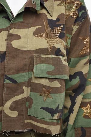 Kurz geschnittene Sahariana-Bluse aus Baumwolle im Camouflage mit Strass