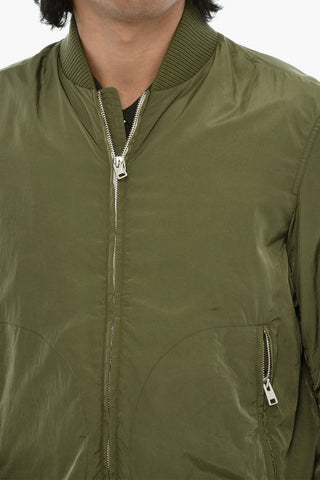 Einfarbiger Nylon‑Bomber mit Ärmeltasche