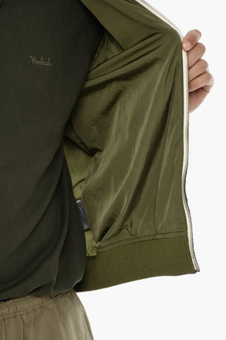 Einfarbiger Nylon‑Bomber mit Ärmeltasche