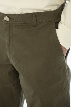 Chinohose aus Stretch-Baumwolle mit Gürtelschlaufen