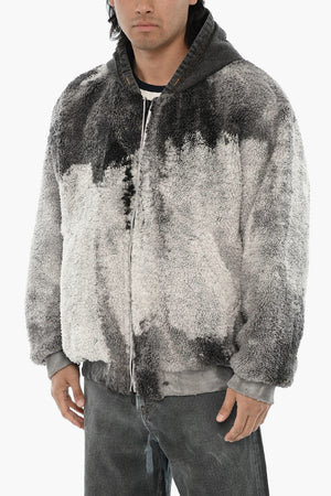 Bomberjacke S-DEPLA aus Sherpa mit verwaschenem Effekt und Kapuze aus Denim