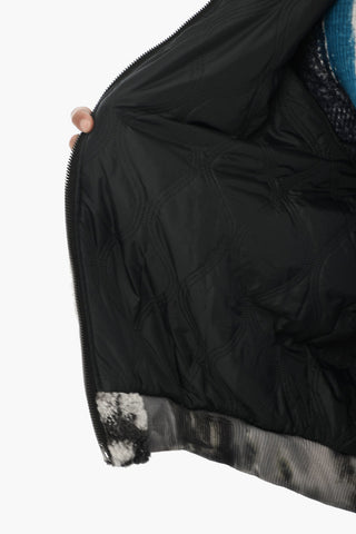 Bomberjacke S-DEPLA aus Sherpa mit verwaschenem Effekt und Kapuze aus Denim