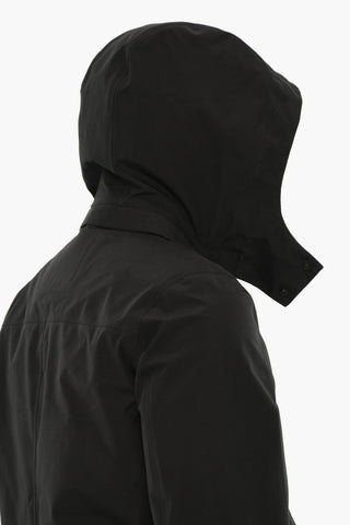 Daunenjacke aus Gore-Tex-Gewebe mit abnehmbarer Kapuze