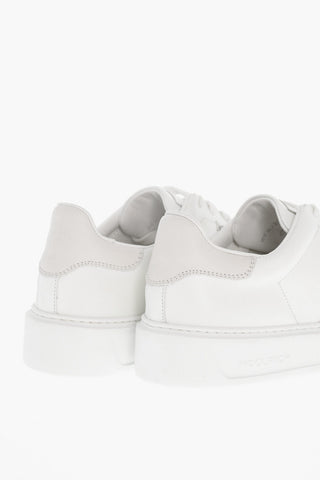 대비 디테일이 있는 로우 레더 스니커즈