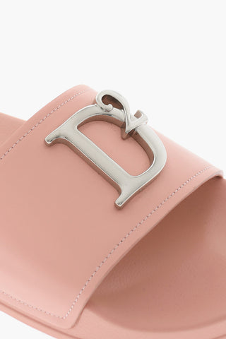 Einfarbige Slides aus Leder mit Monogramm D2 aus Metall