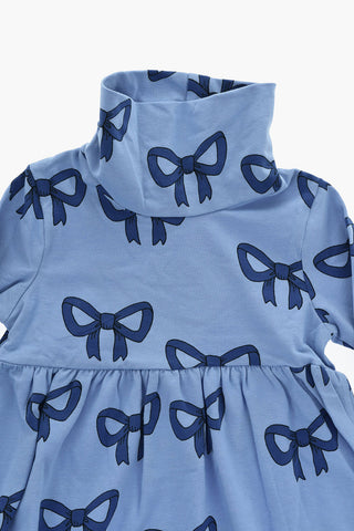 Ausgestelltes Kleid Mit Hohem Kragen Und Allover-Schleifen