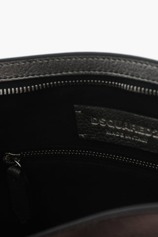 Genarbtes Leder-Etui Mit Metallischer Oberfläche