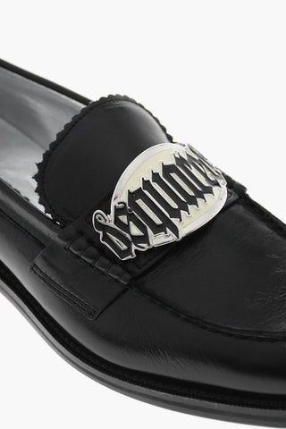 Mokassins aus Leder mit Metalllogo