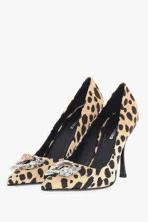Animal-Print-Pumps mit strassbesetztem Monogramm, 10 cm Absatz